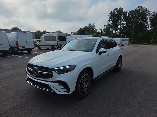 New 2027 MANUFAKTUR Moonlight White Metallic Mercedes-Benz GLC300 image 7