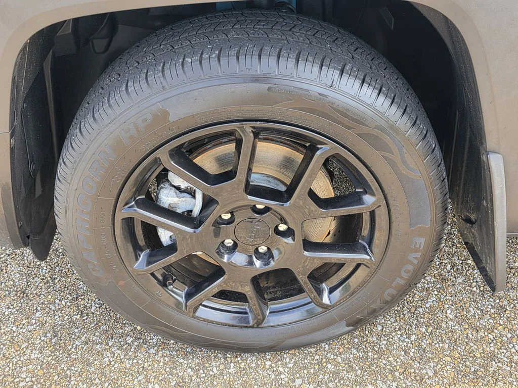 Used 2019 Teal Jeep Latitude image 30