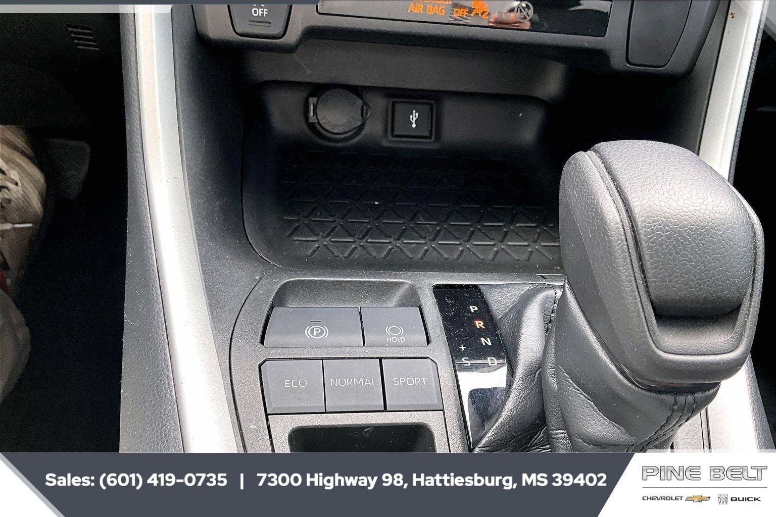 2022 Toyota RAV4 LE - Photo 22