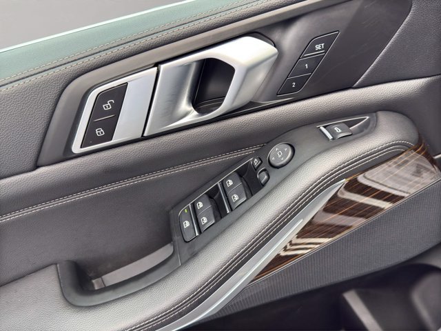 Used 2019 Dark Graphite Metallic BMW xDrive40i image 13