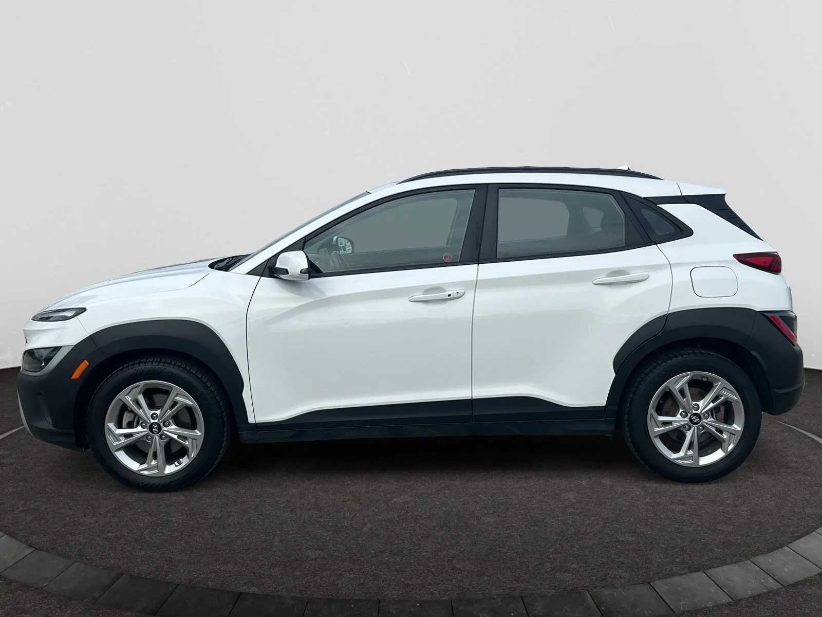 Used 2022 White Hyundai Preferred AWD image 2