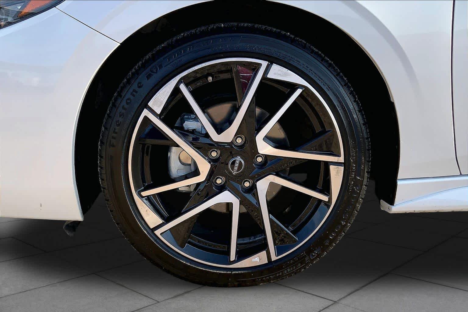 Used 2025 Aspen White Tricoat/Super Black Nissan SR image 11