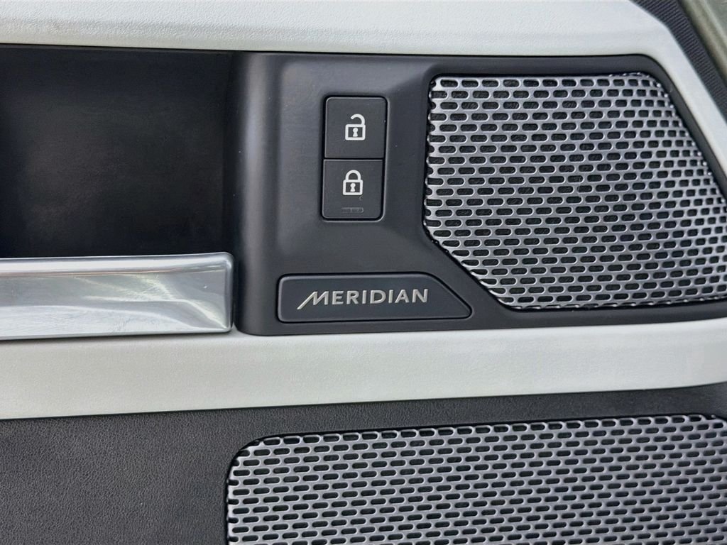Used 2022 Green Land Rover S image 19