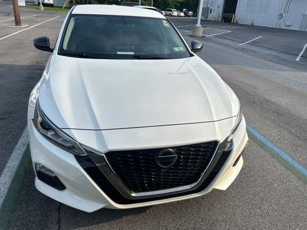 Used 2019 White Nissan 2.5 SR image 2