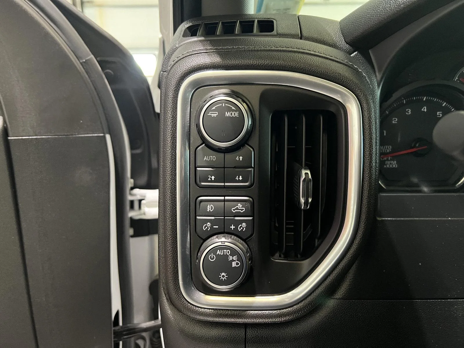 Used 2020 SUMMIT WHITE Chevrolet RST image 18