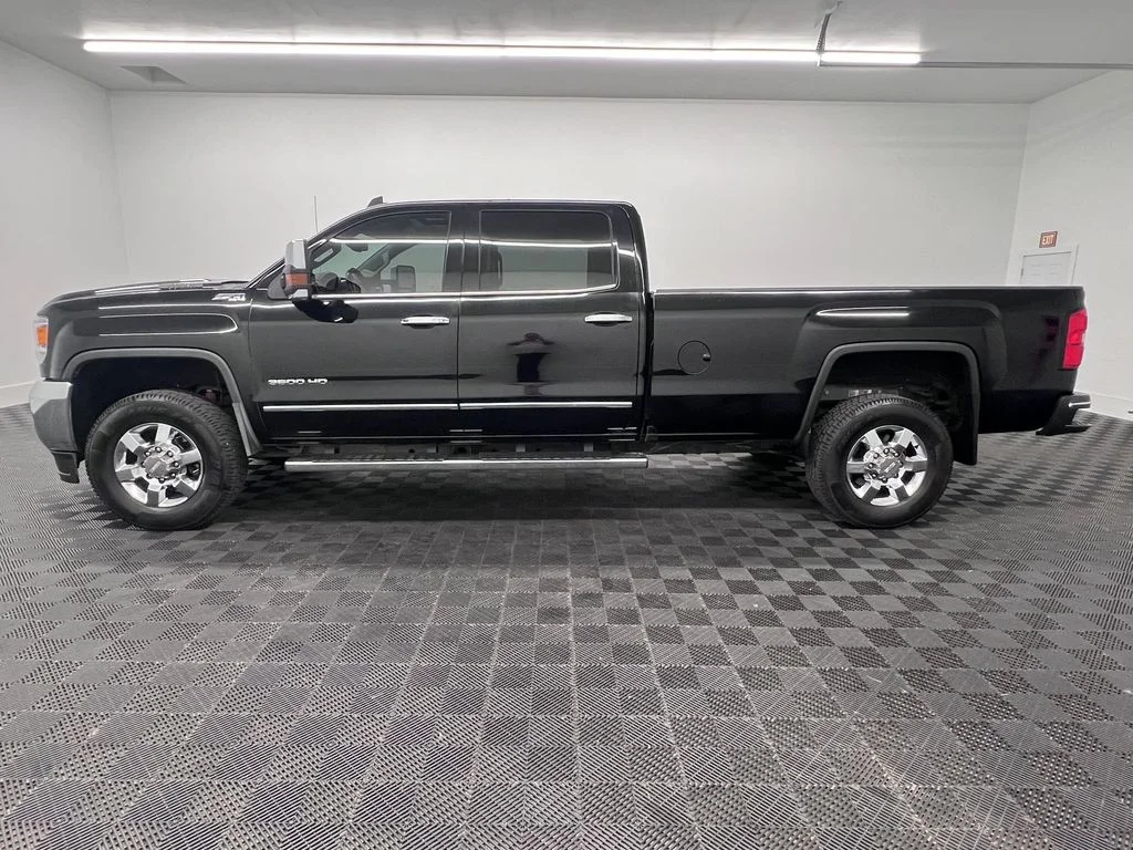 Used 2019 Onyx Black GMC SLT image 2