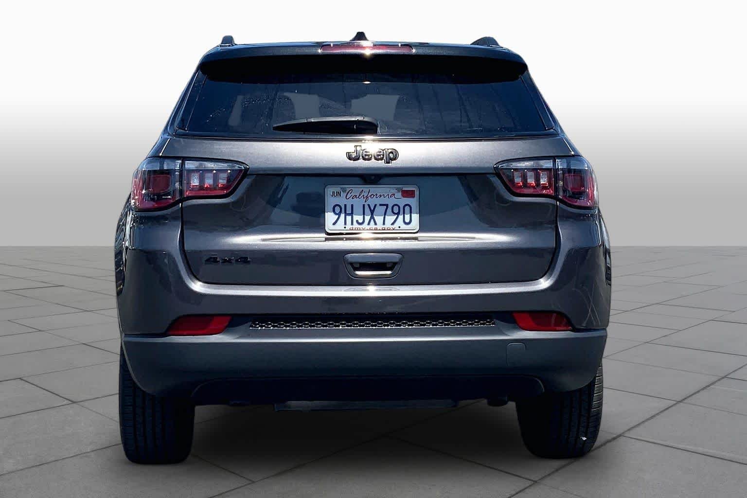 Used 2023 Granite Crystal Metallic Clearcoat Jeep Altitude image 4