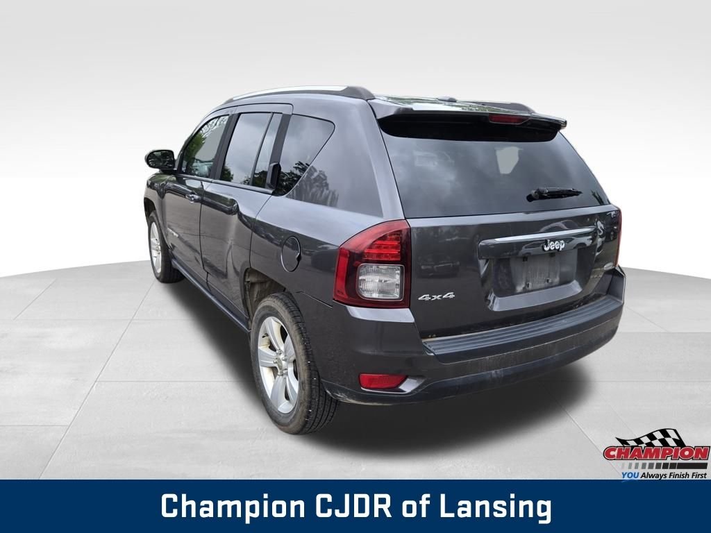 Used 2014 Granite Crystal Metallic Clearcoat Jeep Latitude image 4