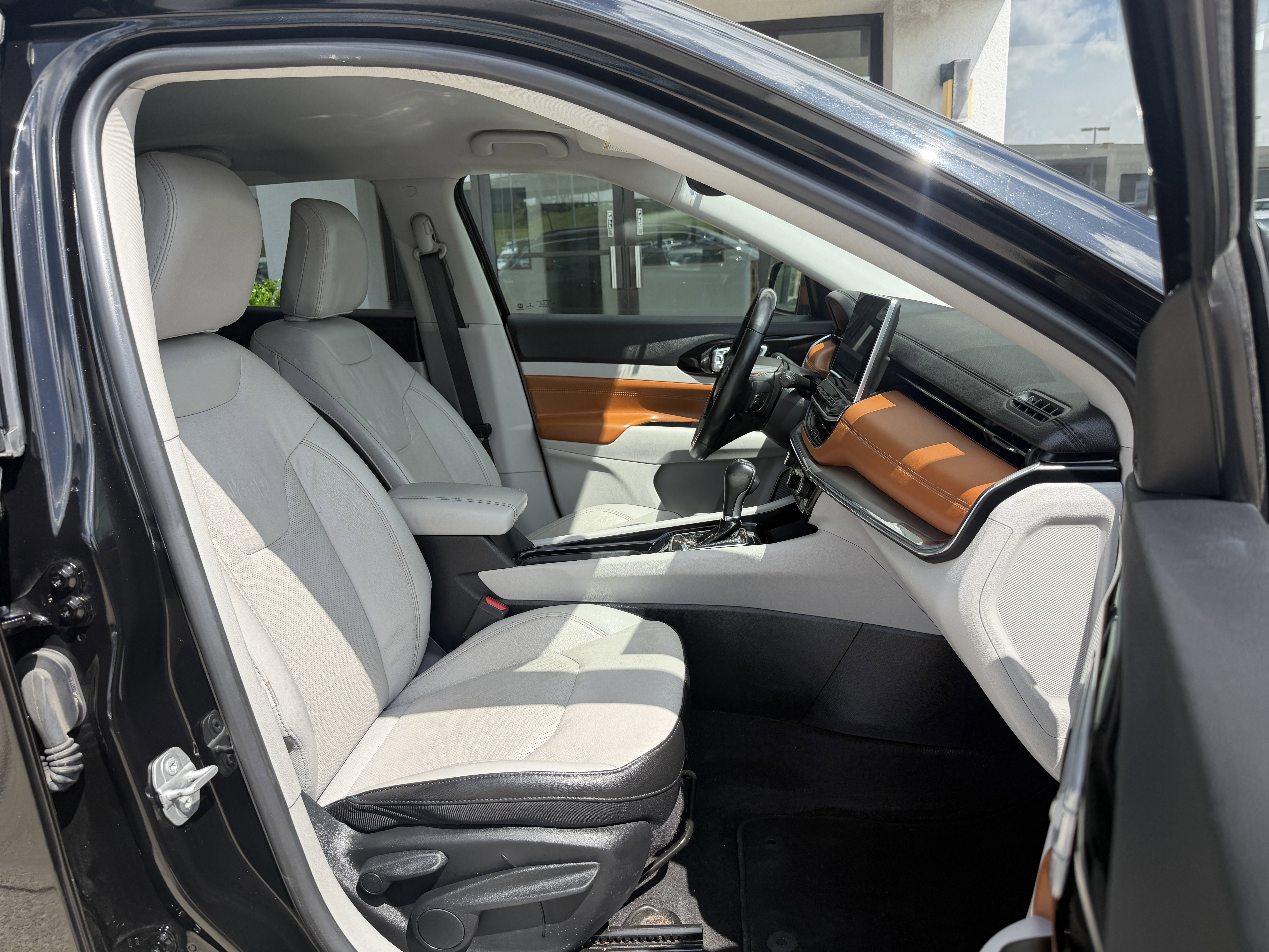 Used 2022 Diamond Black Crystal Pearlcoat Jeep Limited image 23