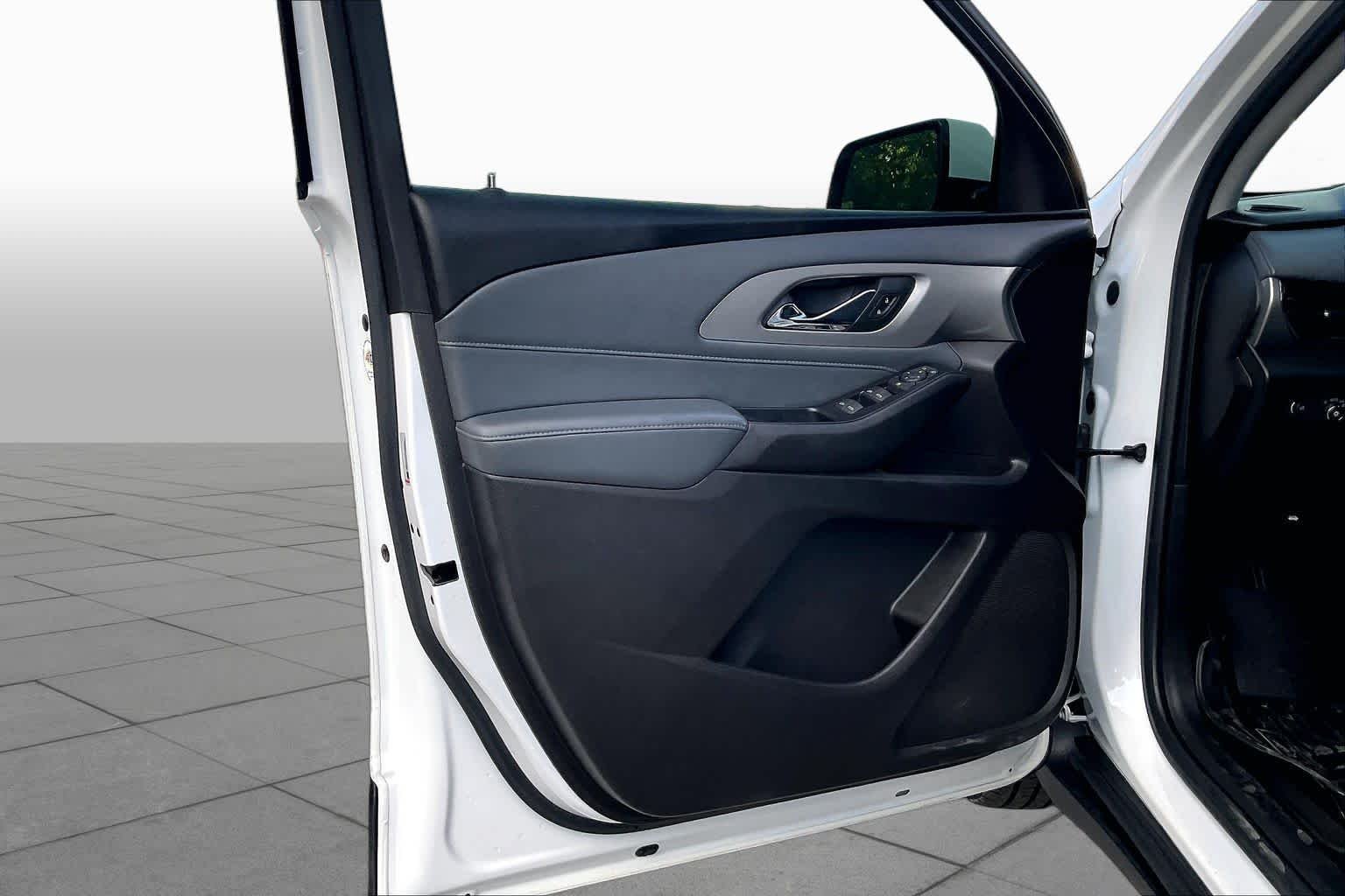 Used 2018 Summit White Chevrolet LT Cloth image 21