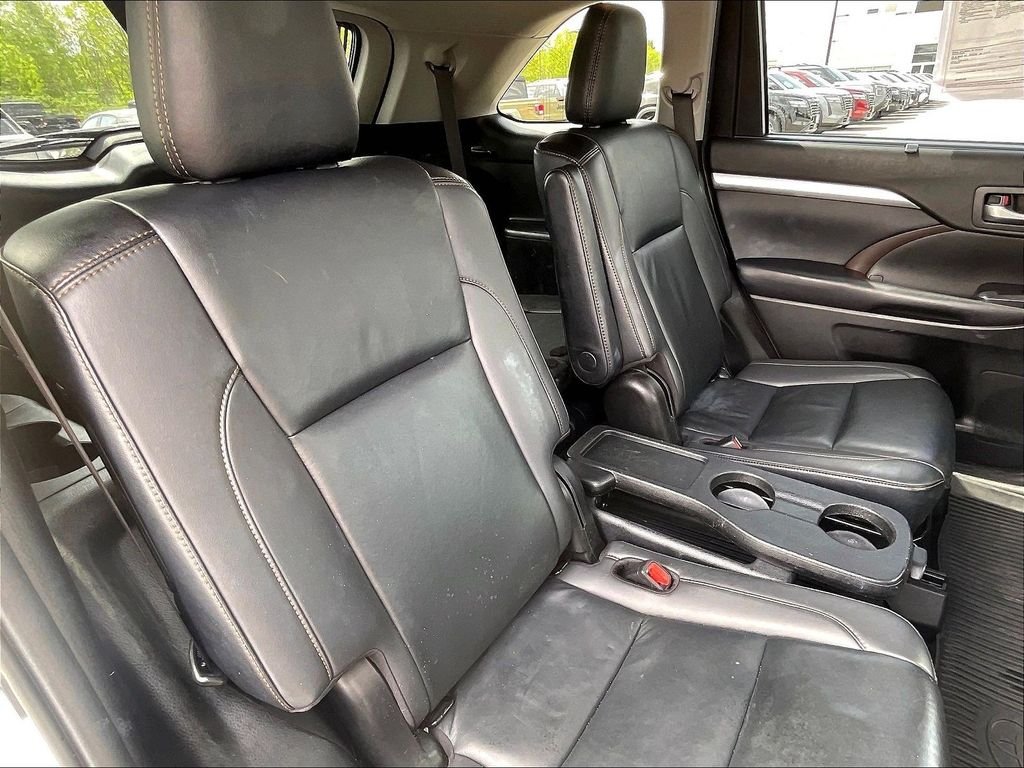 Used 2019 Blizzard Pearl Toyota XLE image 15