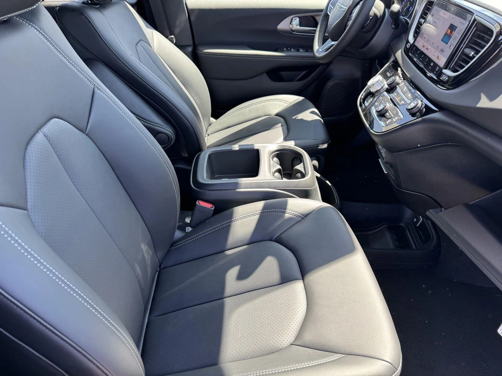 2025 Chrysler Voyager LX - Photo 9