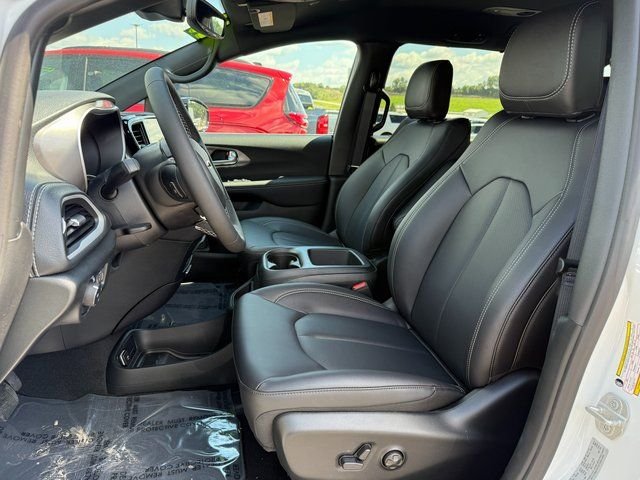 2026 Chrysler Pacifica photo 4