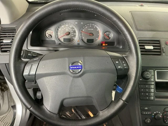 Used 2005 Silver Volvo 2.5T image 14