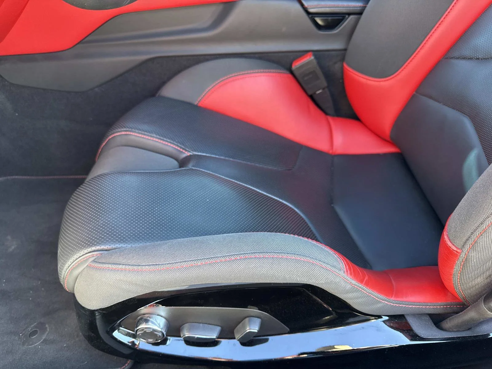 Used 2020 CERAMIC MATRIX GRAY METALLIC Chevrolet 3LT image 19