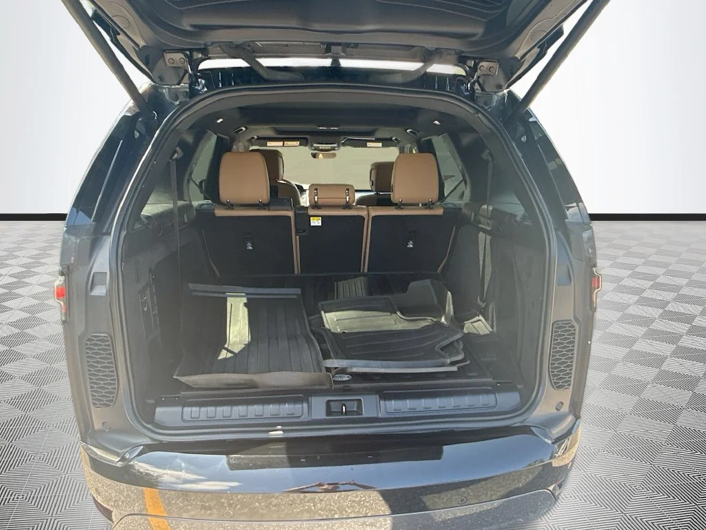 Used 2024  Land Rover Dynamic SE image 30