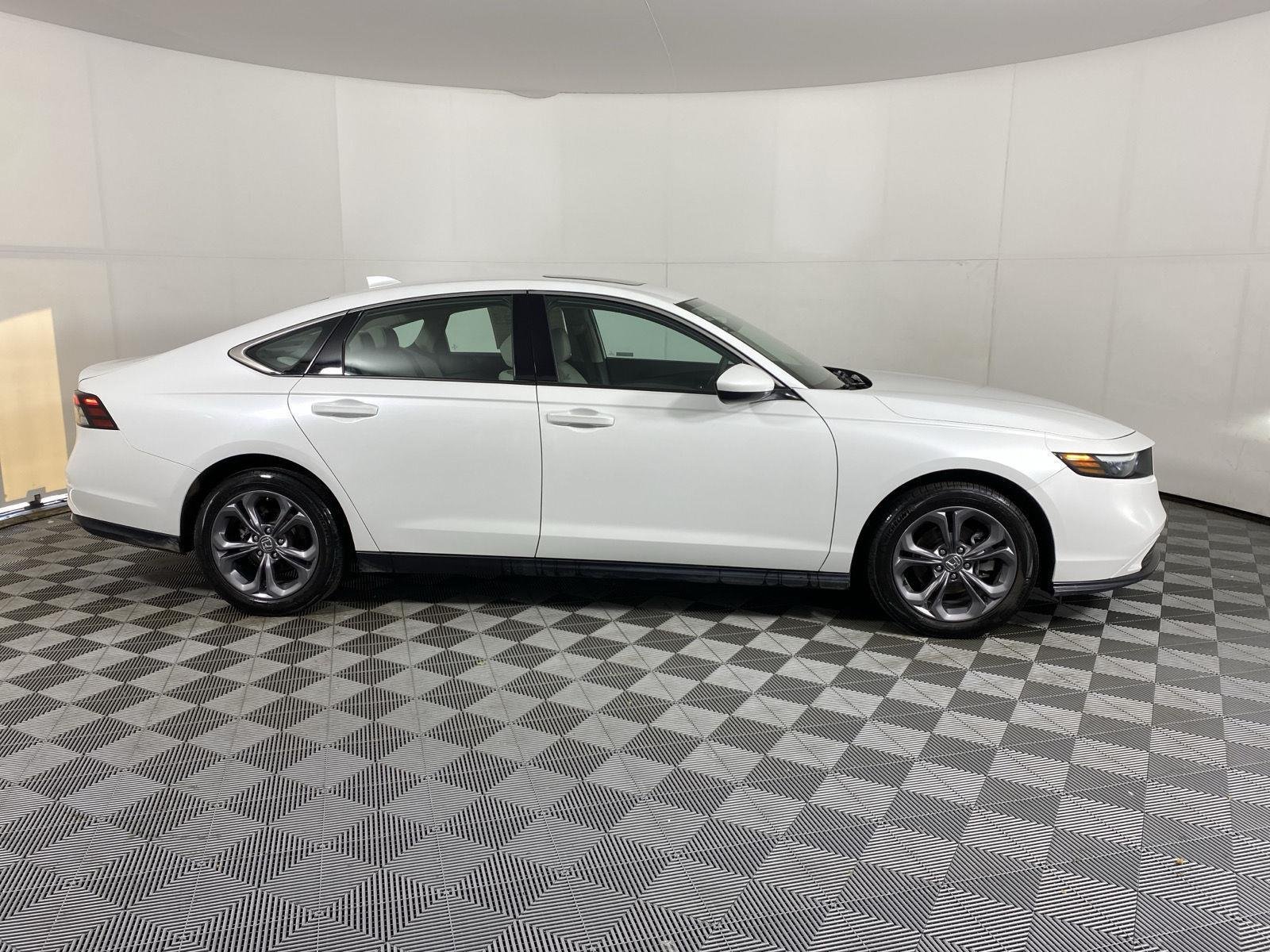 Used 2024 Platinum White Pearl Honda EX image 9