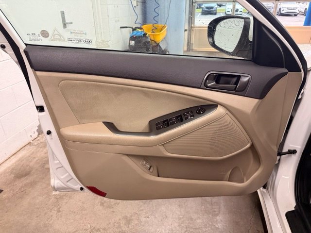 Used 2015 White Kia LX image 10