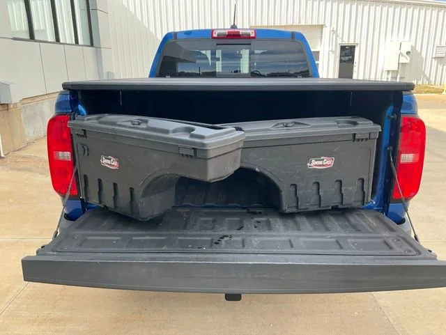 Used 2018 KINETIC BLUE METALLIC Chevrolet 4WD Z71 image 31