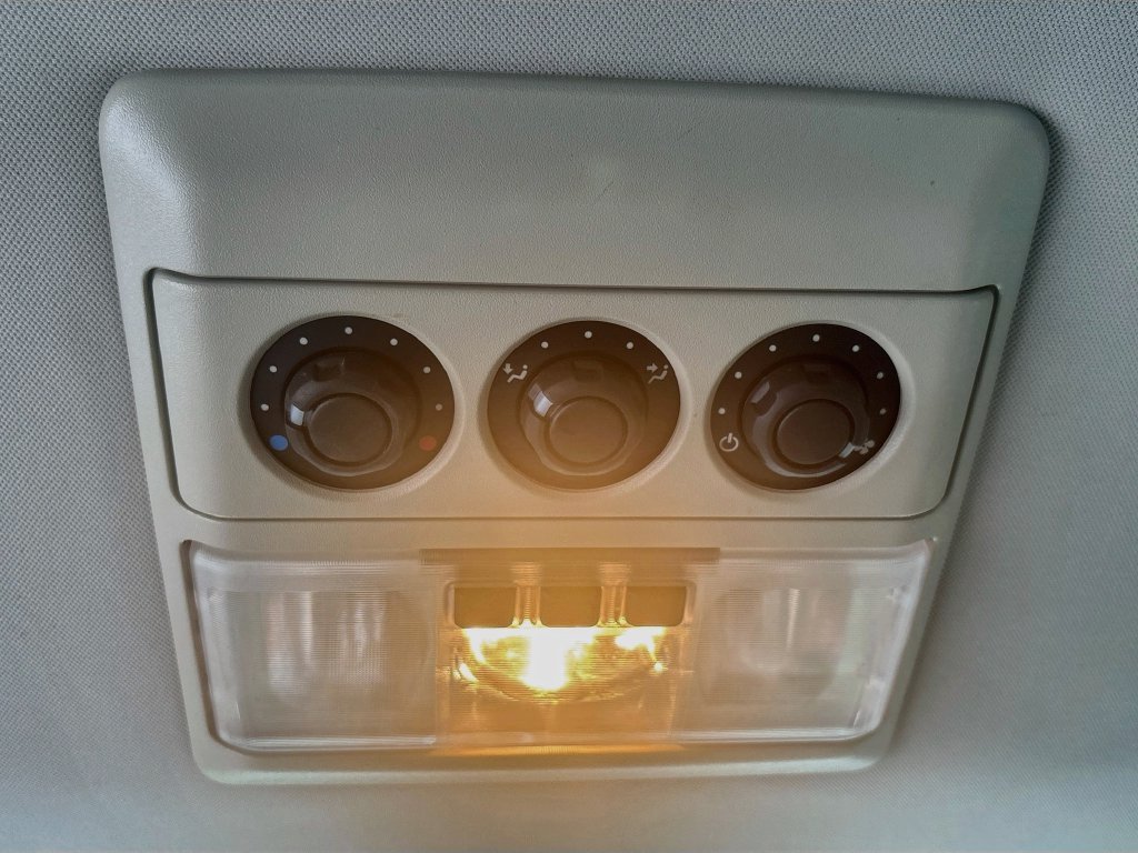 Used 2012 White Land Rover V8 image 18