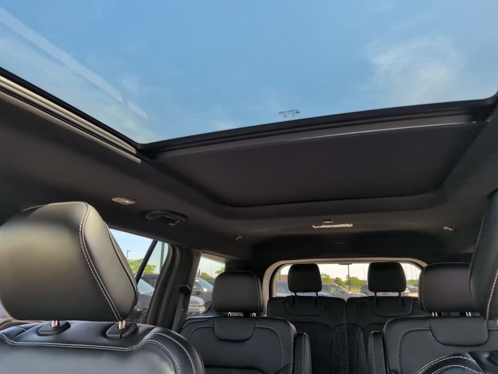 New 2026 Diamond Black Crystal Pearlcoat Jeep Limited image 24