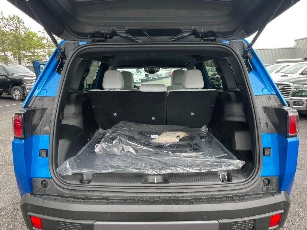 New 2026 Hydro Blue Pearlcoat Jeep Laredo image 32