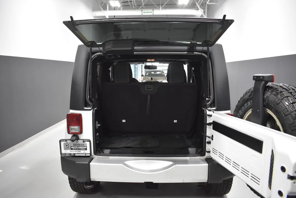 Used 2015 White Jeep Sahara image 23
