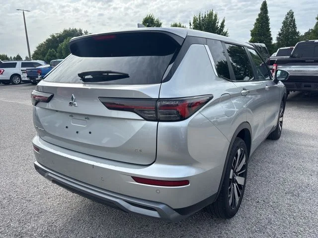 Used 2025  Mitsubishi SE image 5