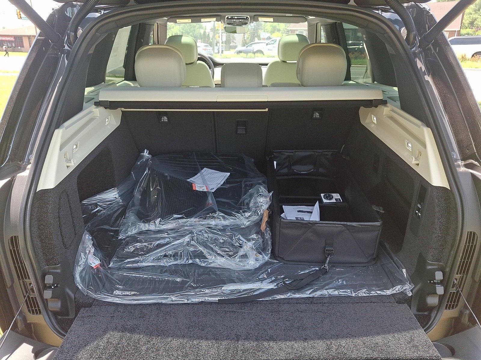 New 2026 Carpathian Grey Land Rover SE image 15