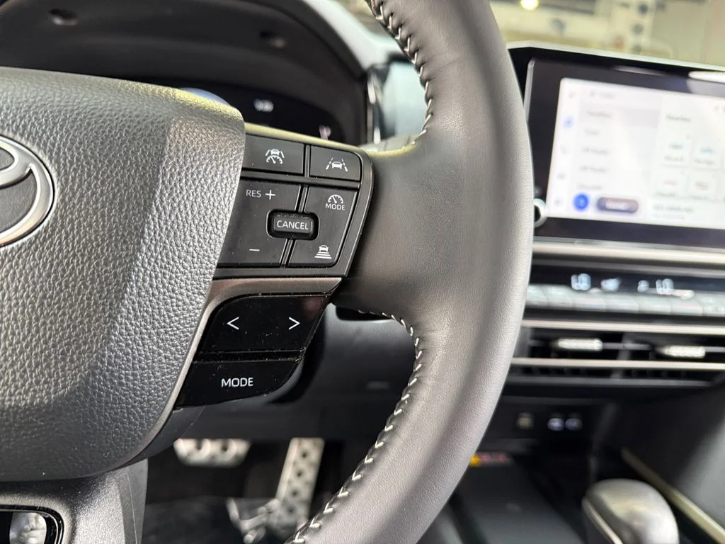 2025 Toyota Camry SE - Photo 25