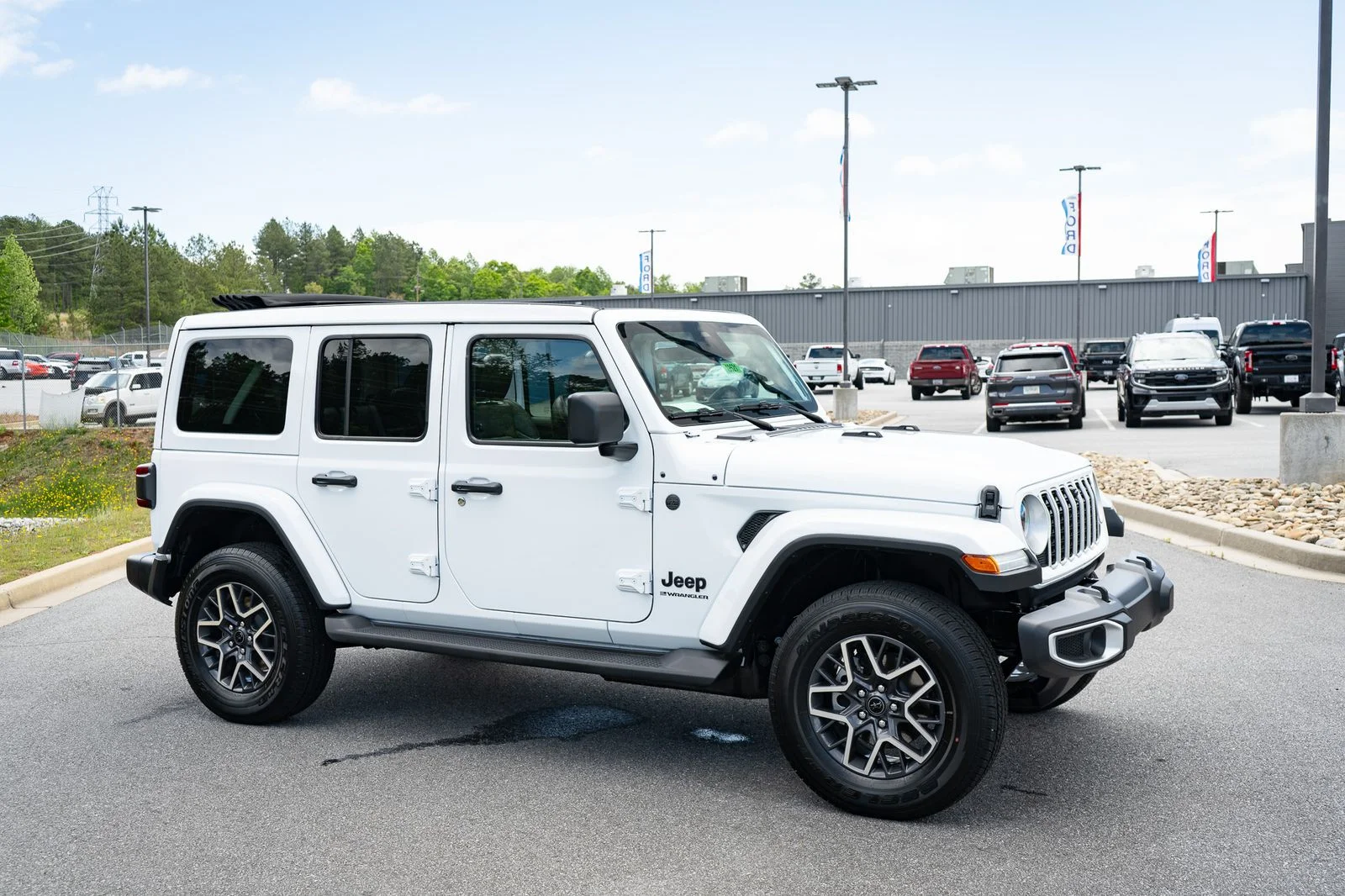New 2026 Bright White Clear-Coat Exterior Paint Jeep Sahara image 11