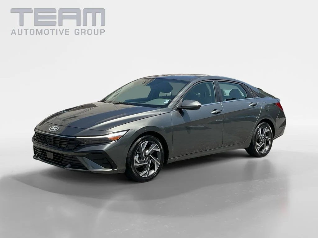 Used 2025 Gray Hyundai SEL Convenience image 3