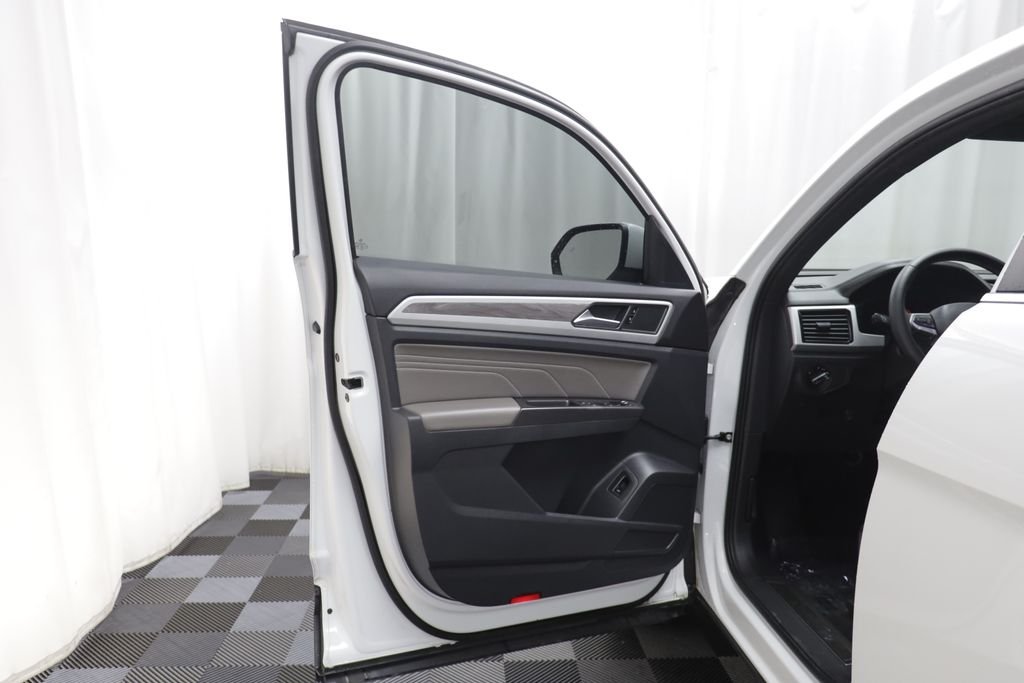 Used 2022 White Volkswagen 3.6L V6 SE w/Technology image 4