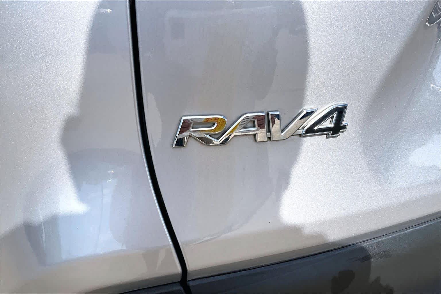 Used 2024 Silver Sky Metallic Toyota XLE Premium image 31
