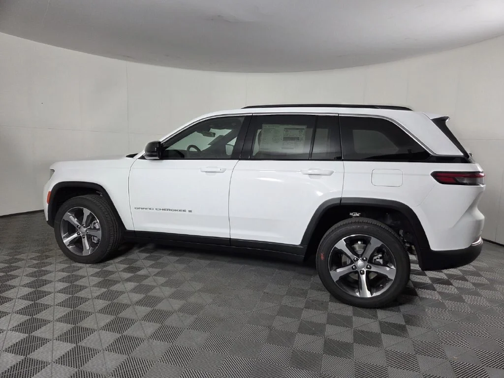 New 2026 Bright White Clear-Coat Exterior Paint Jeep Limited image 8
