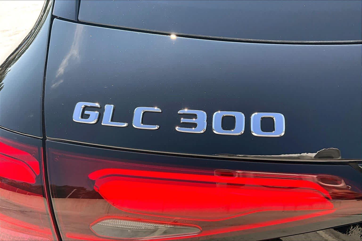 Used 2025 Obsidian Black Metallic Mercedes-Benz GLC 300 image 31