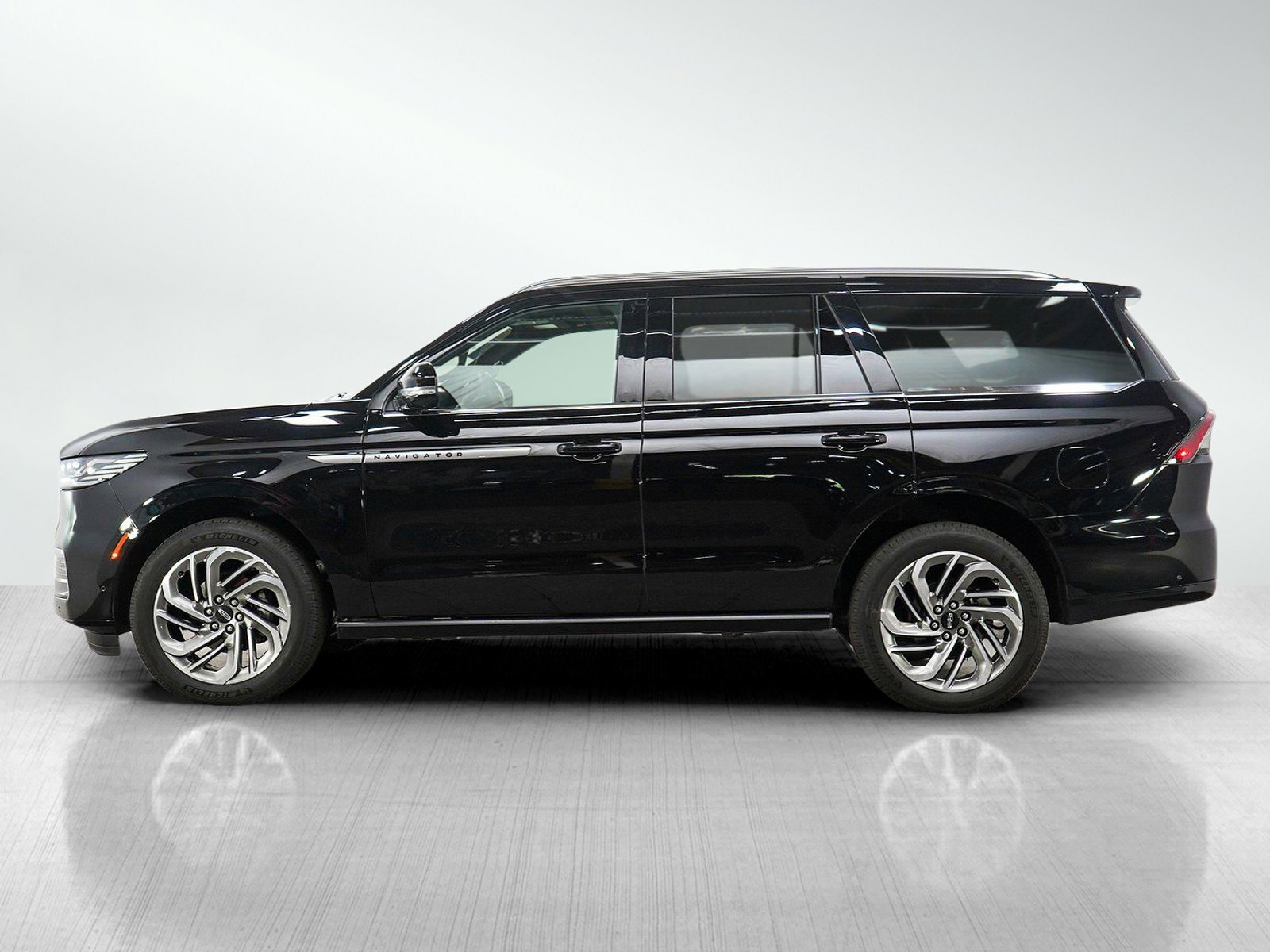 Used 2025 Lincoln Navigator Reserve with VIN 5LMJJ2LG6SEL04695 for sale in Minneapolis, Minnesota