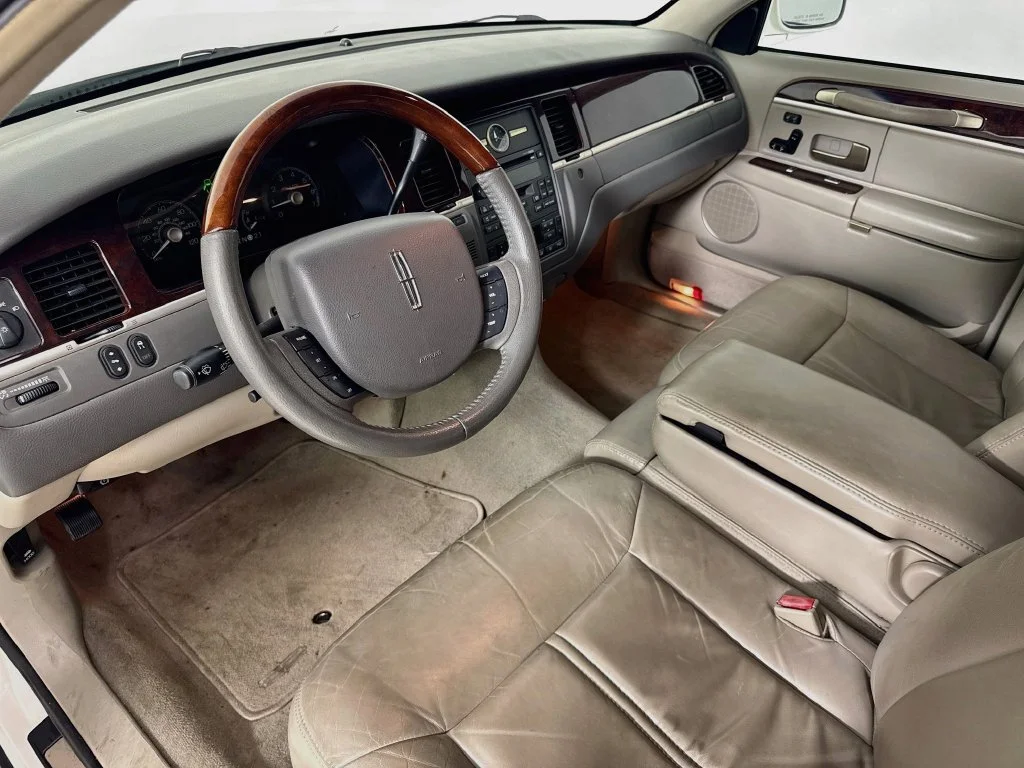 Used 2007 White Lincoln Signature image 9