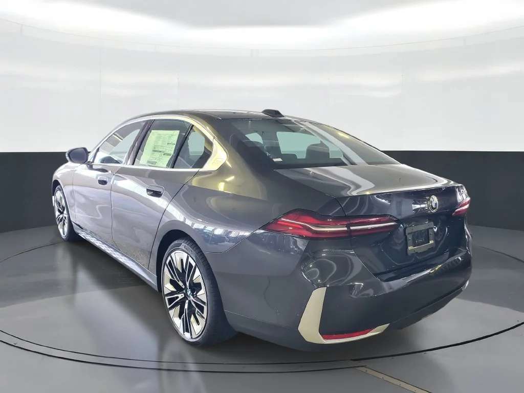 Used 2027 Dark Graphite Metallic BMW 530i image 4
