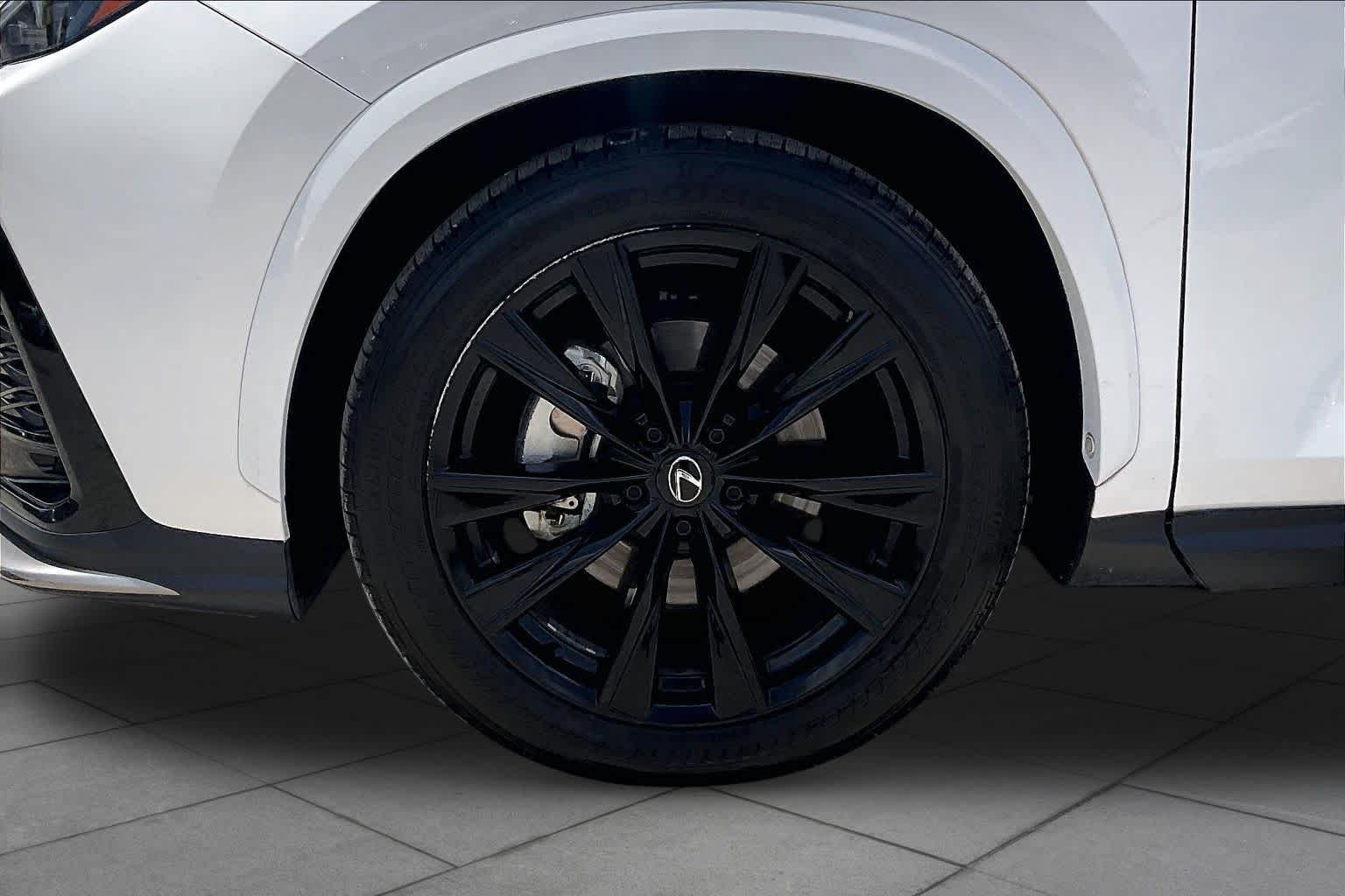 Used 2024 Ultra White Lexus F SPORT Handling image 10