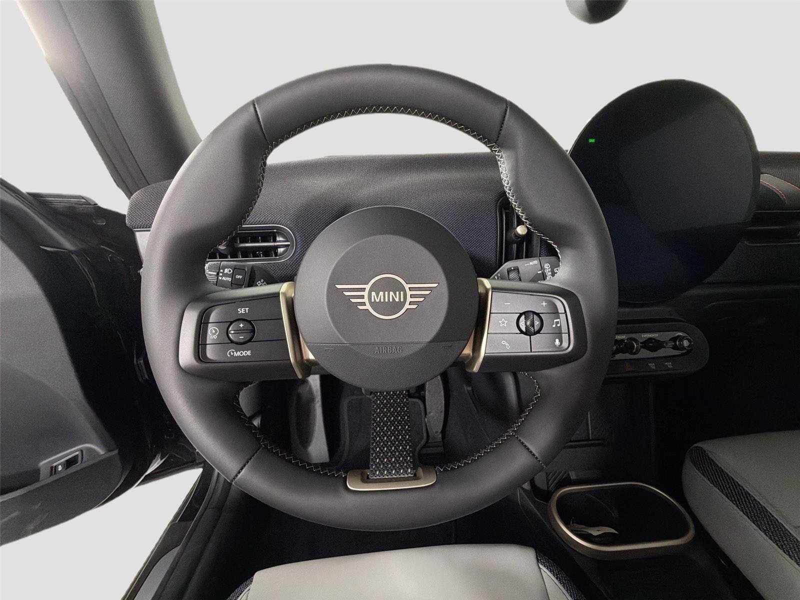 New 2026 Midnight Black II Metallic MINI Signature Plus image 10