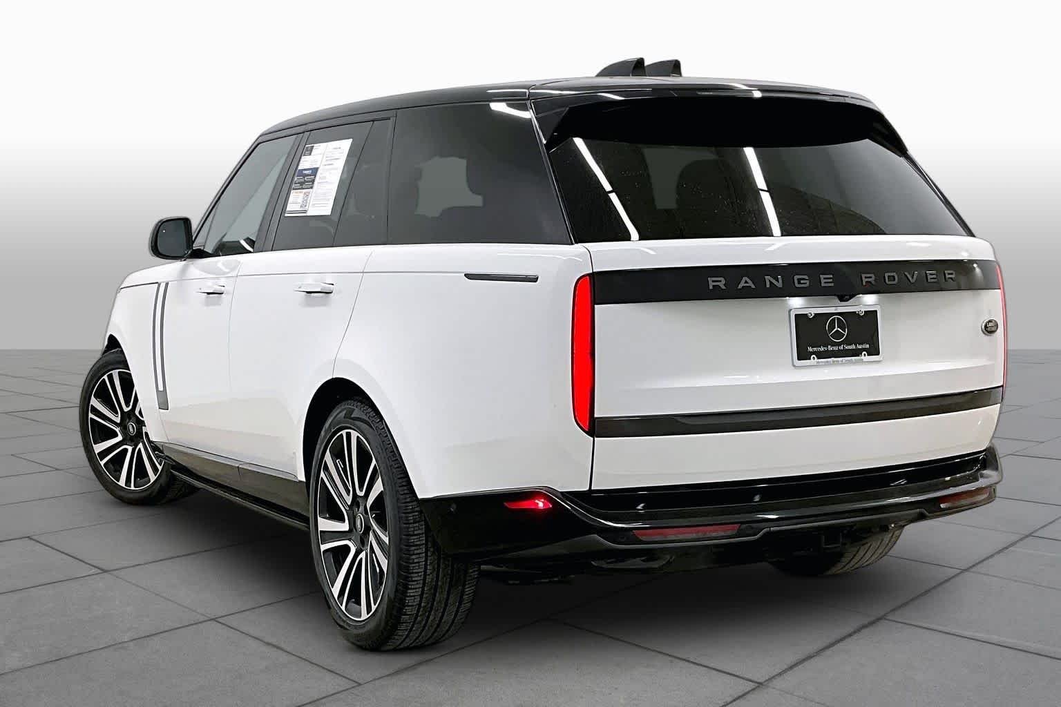 Used 2023 Fuji White Land Rover SE image 12