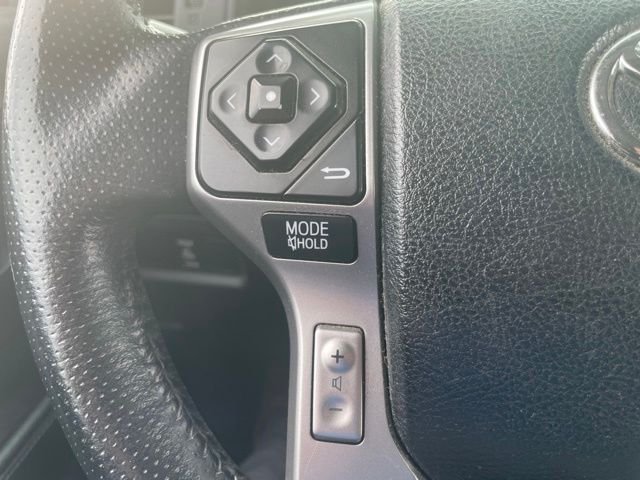 Used 2014 White Toyota SR5 image 20