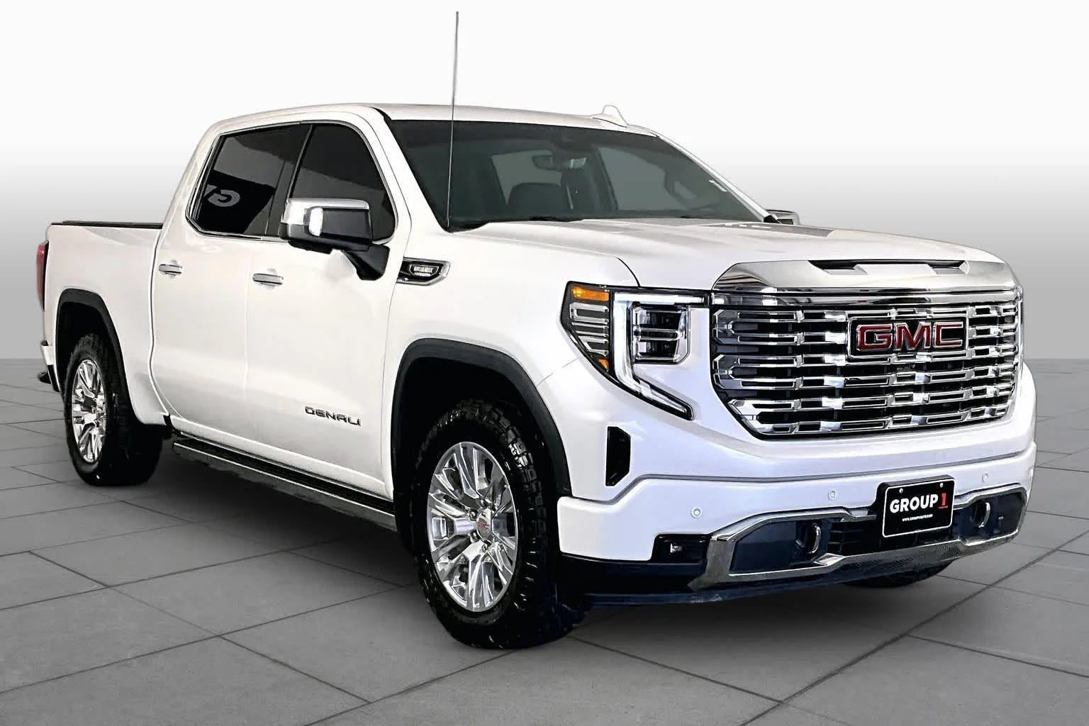 Used 2023 White Frost Tricoat GMC Denali image 3
