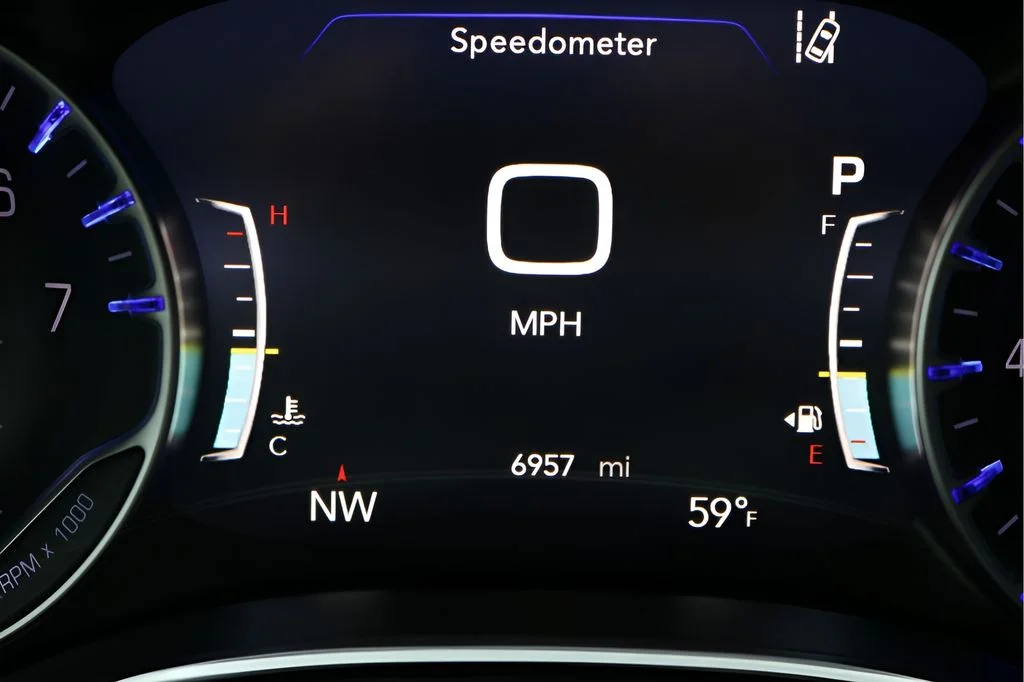 Used 2025 White Chrysler Limited image 29