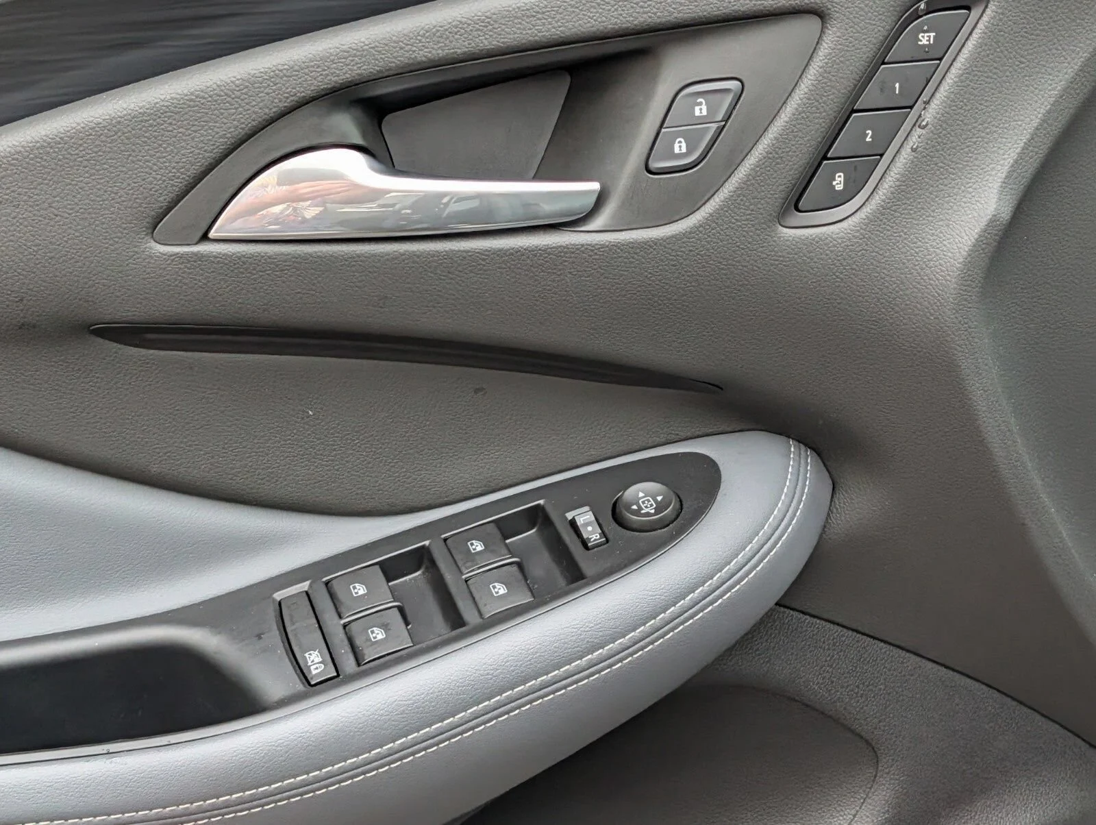 Used 2020 EBONY TWILIGHT METALLIC Buick Premium image 27