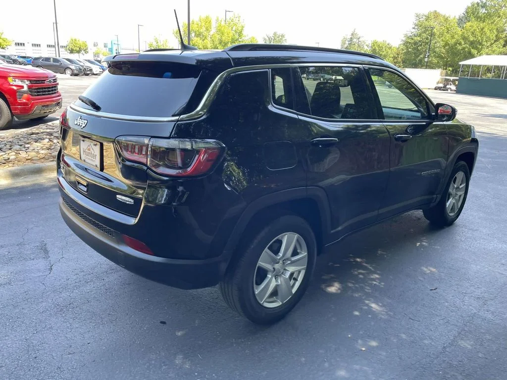 Used 2022 Black Jeep Latitude 4x4 image 6