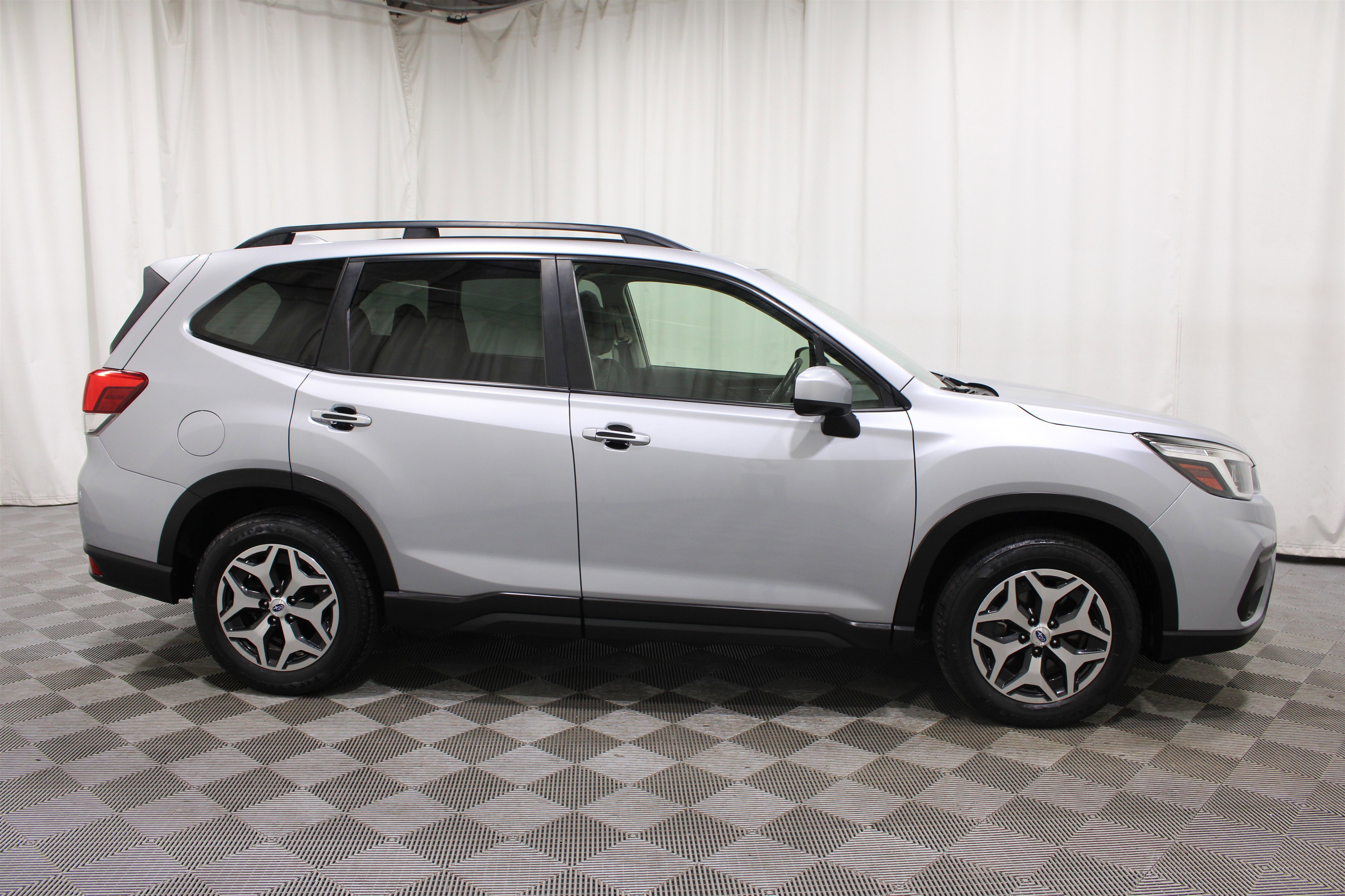 Used 2020 Ice Silver Metallic Subaru Premium image 29