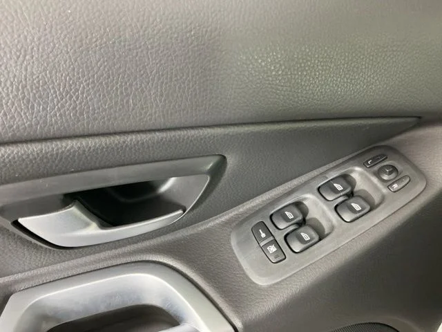 Used 2005 Silver Volvo 2.5T image 12