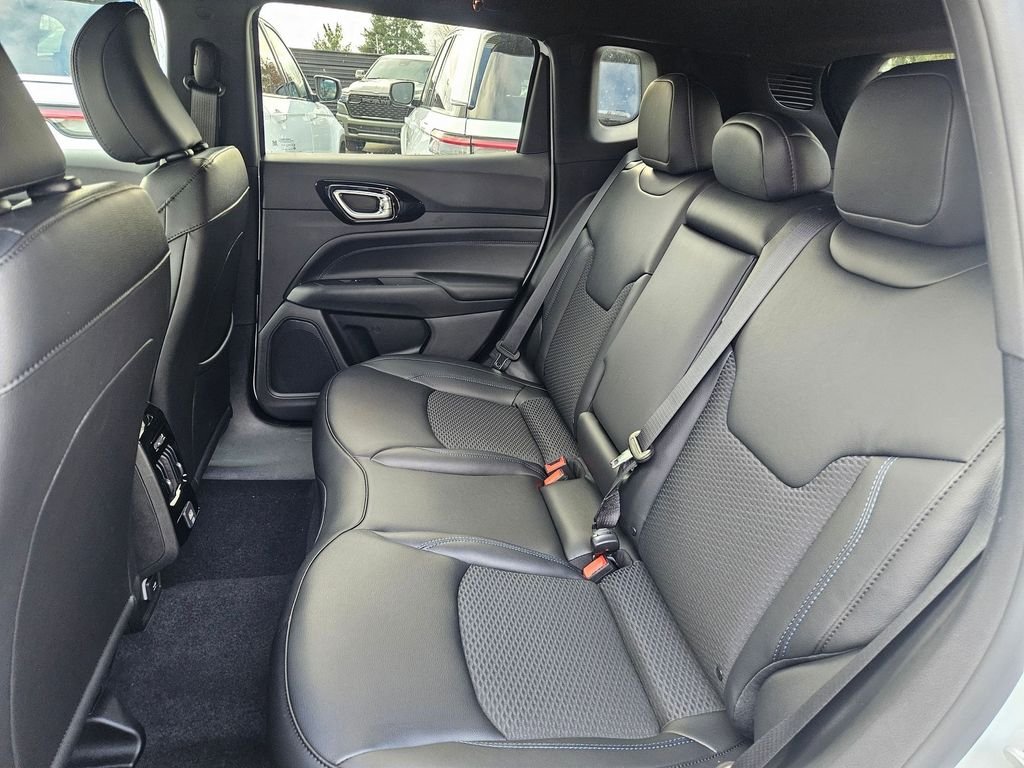 New 2026 Bright White Clear-Coat Exterior Paint Jeep Latitude image 15